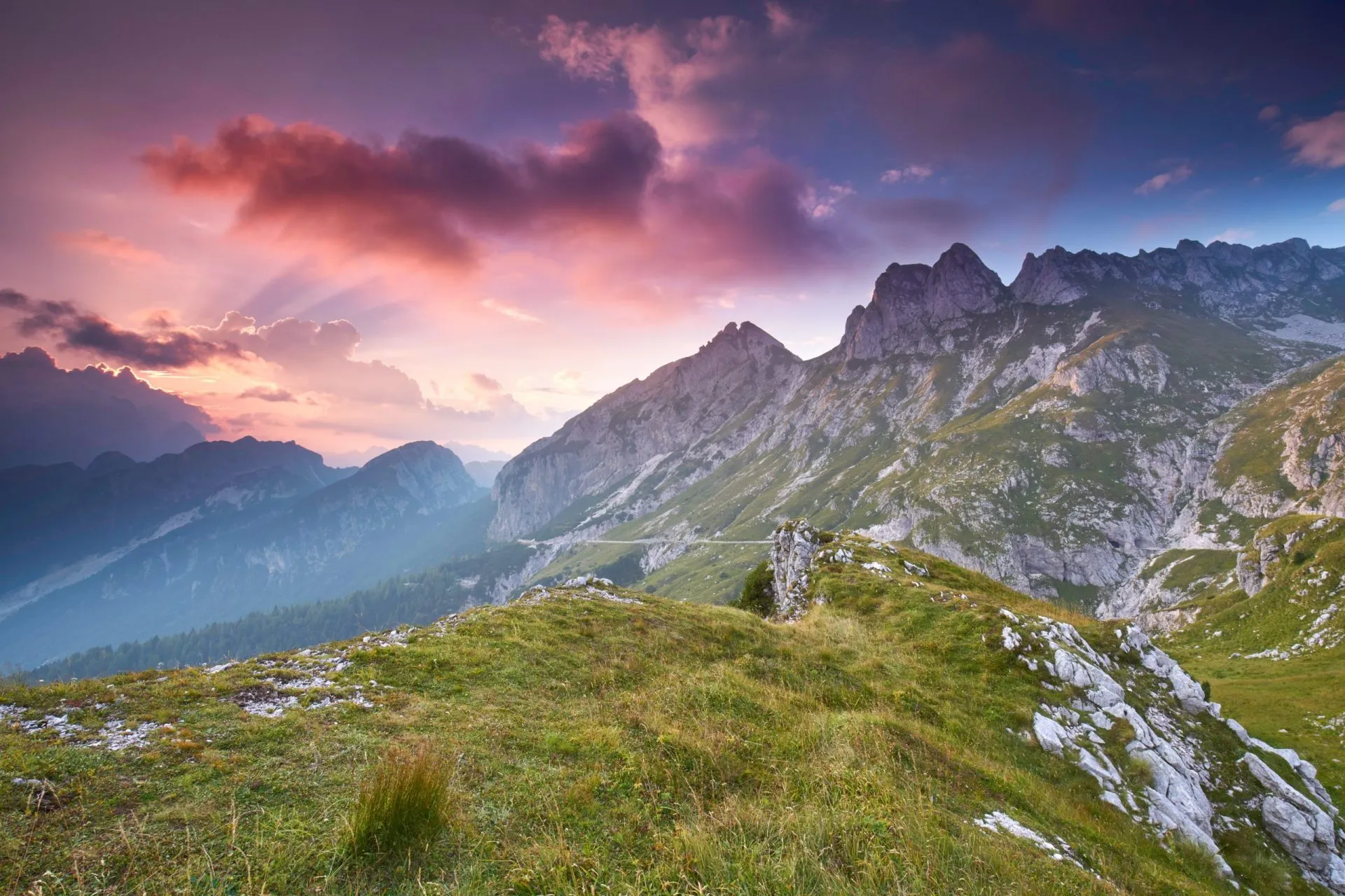 Sonnenuntergang in den slowenischen alpen mount mangart gipfel stockpack adobe stock scaled